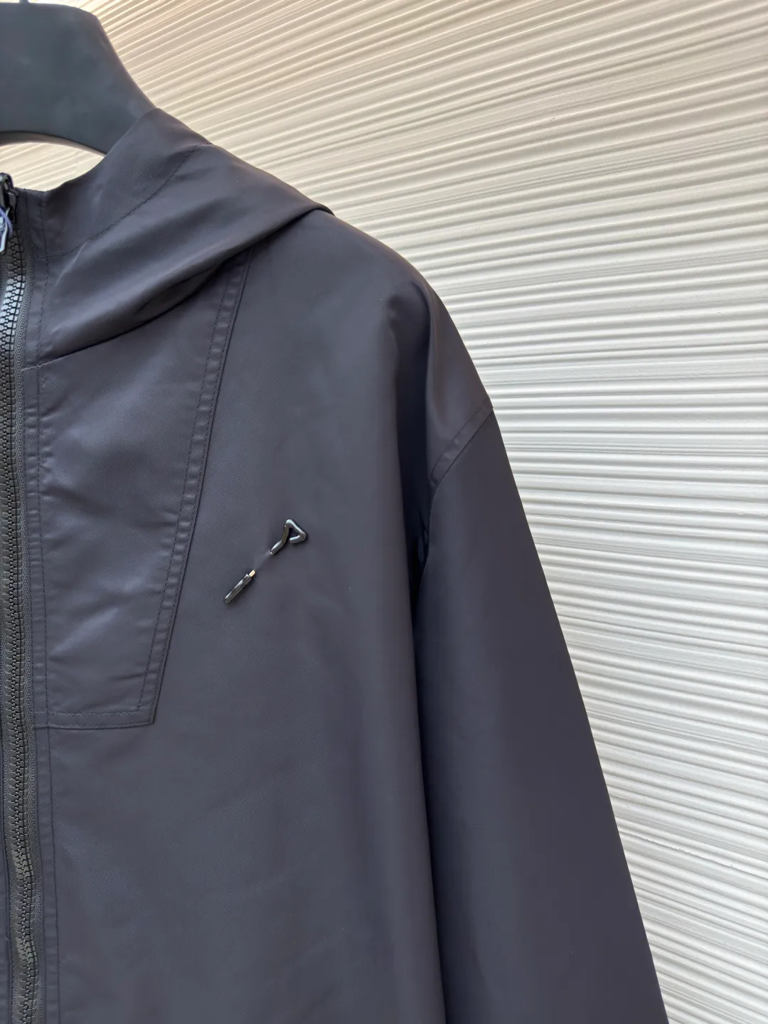 LOUIS VUITTON double-sided windproof pin jacket ●Authentic product: purchased and developed for 22800 ●Item number: 1680472-C55 ●Fabric: polyester fiber fabric ●Technology: jacquard ●Version: fitted version ●Weight: about 565 grams ●Size: 44-46-48-50 ●Description: The solid color fabric is made of nylon encrypted matt twill fabric, and the jacquard fabric on the other side is made of 50D nylon yarn-dyed jacquard fabric. The solid color front panel is laser-burned, hand-made of white copper, with a triangle pin with logo and glossy finish. The front panel pocket uses a hardware keychain to hang a folding clothing tag, and the jacquard letters on the front chest placket are made of single-piece flowing pure It is cut by hand to restore the flower, and all the pieces are numbered. The pockets are also cut with the restored flower number. The fabric is relatively light and silky, and it takes time to cut accurately. The front and center are equipped with a double-circulation puller 5# orbital zipper. The hem and the hood are worn with spiral elastic ropes with ring anti-slip buckles, square pig nose buckles with logo, and all holes are punched with hardware and logo on the cloth-colored cornrows.